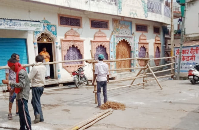 बैरीकेटिंग लगाकर रास्ता बंद करते कर्मचारी बैरीकेटिंग लगाकर रास्ता बंद करते कर्मचारी