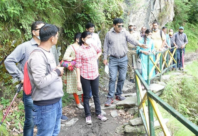 बागेश्वर के खाती गांव जाते समय पर्यटन विकास योजना की जानकारी हासिल करतीं डीएम रंजना राजगुरु। सं?