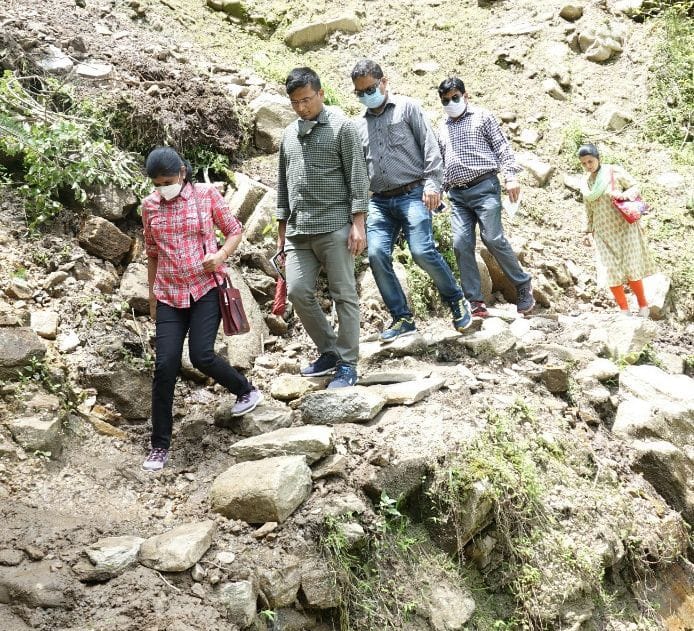 बागेश्वर के खाती गांव को जातीं जिलाधिकारी रंजना राजगुरु। संवाद न्यूज एजेंसी