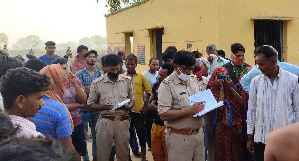 युवक की मौत के बाद घटनास्थल पर पहुंची पुलिस। युवक की मौत के बाद घटनास्थल पर पहुंची पुलिस।