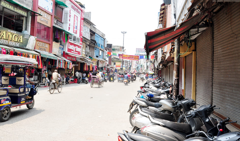 नेहरू मार्केट में एक तरफ लगा बाजार और दूसरी तरफ खुला नेहरू मार्केट में एक तरफ लगा बाजार और दूसरी तरफ खुला