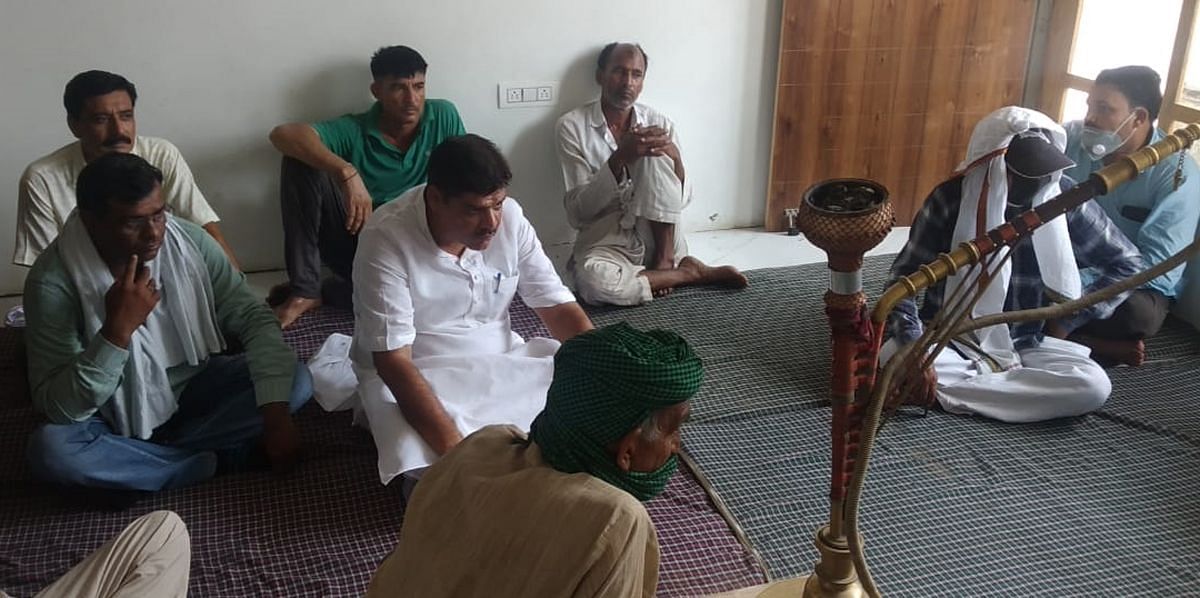 गांव कलावती में शहीद एसपीओ कप्तान के घर शोक जताने पहुंचे भाजपा नेता राजू मोर। गांव कलावती में शहीद एसपीओ कप्तान के घर शोक जताने पहुंचे भाजपा नेता राजू मोर।