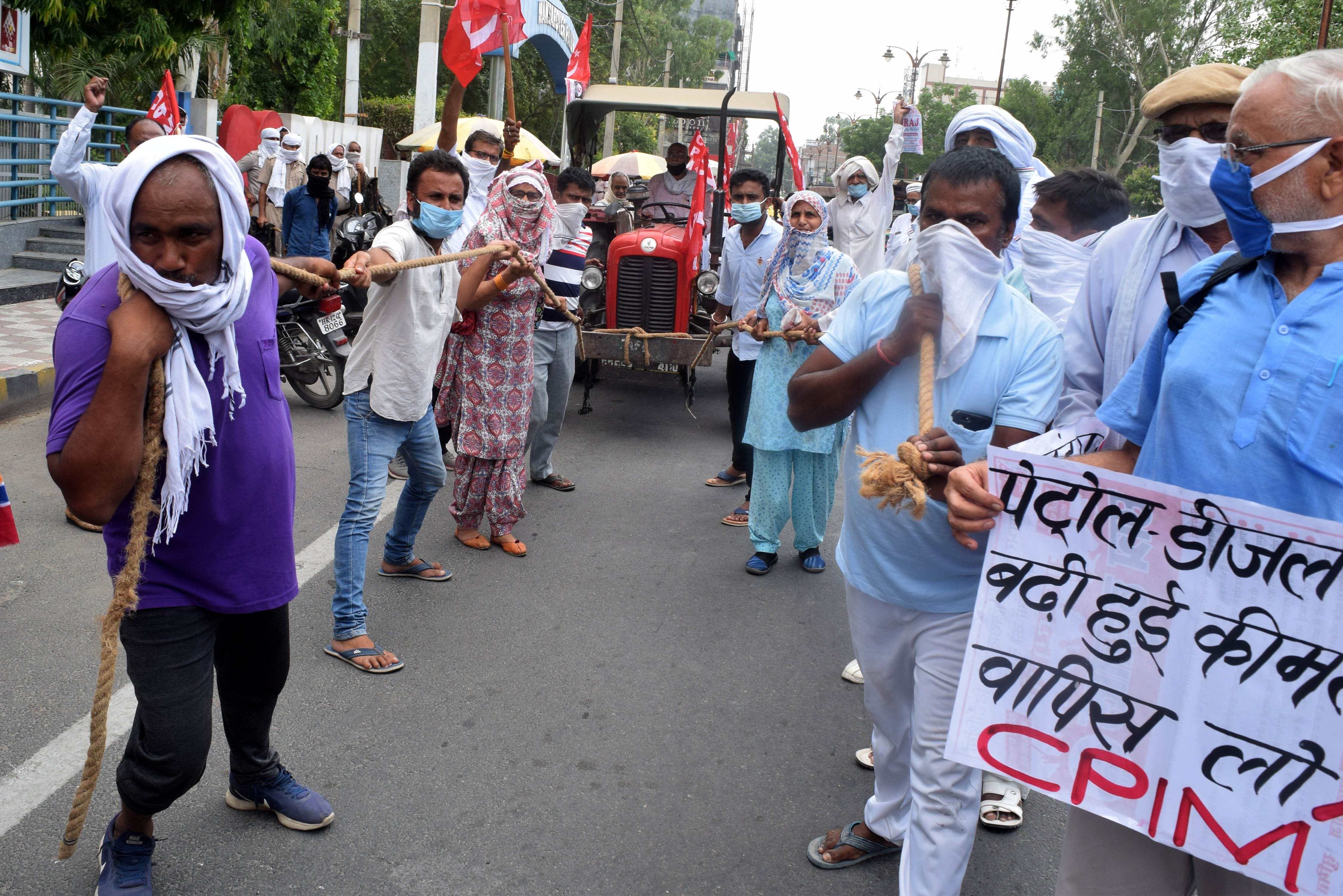पेट्रोल और डीजल मूल्य वृद्धि के विरोध में मंगलवार की दोपहर में मानसरोवार पार्क से लघु सचिवालय तक 