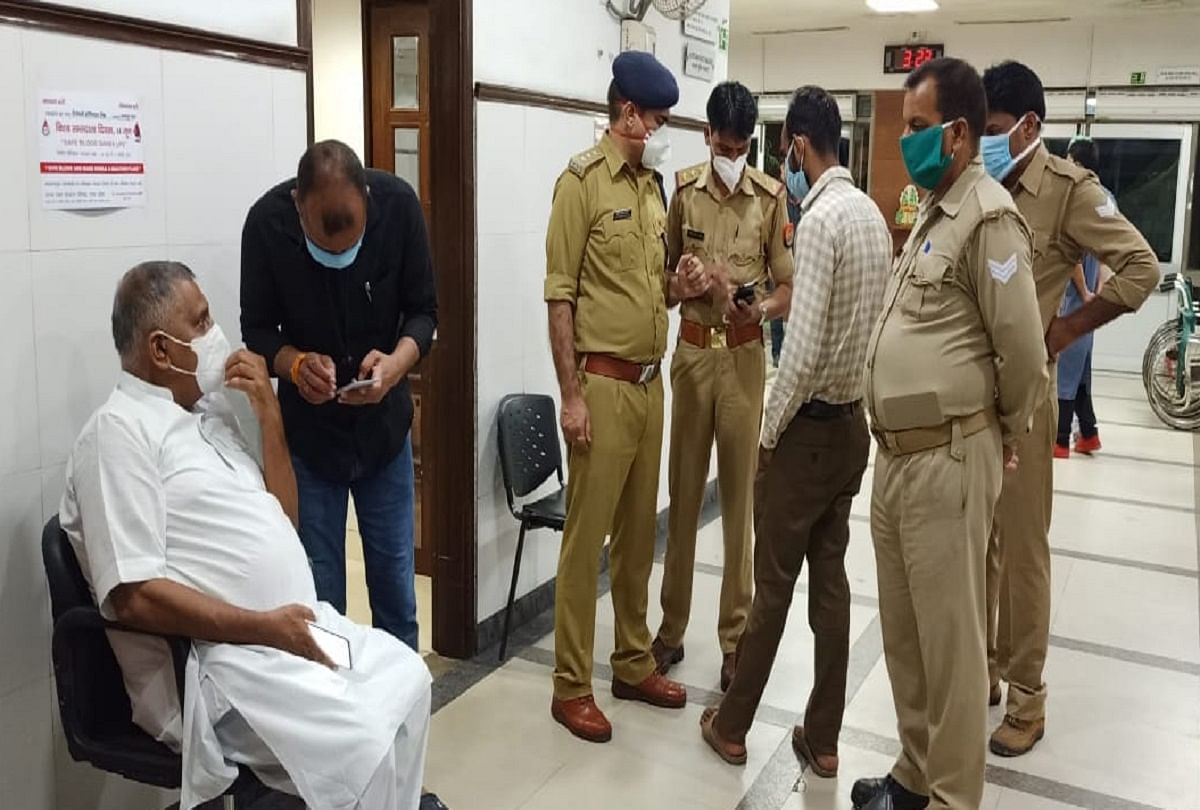 घायल पुलिसकर्मियों को कानपुर के रीजेंसी हॉस्पिटल में भर्ती कराया गया है। भाजपा सांसद देवेंद्र सिंह भोले पहुंचे। मौके पर पुलिस फोर्स मौजूद।