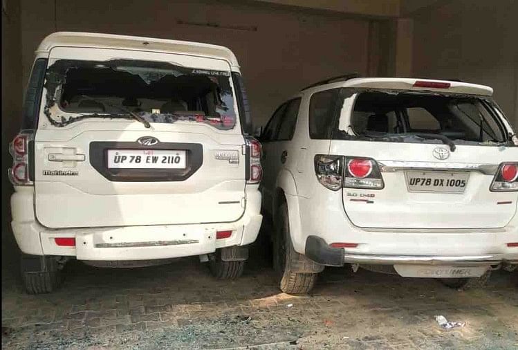 फायरिंग में टूटे कारों के सीसे
