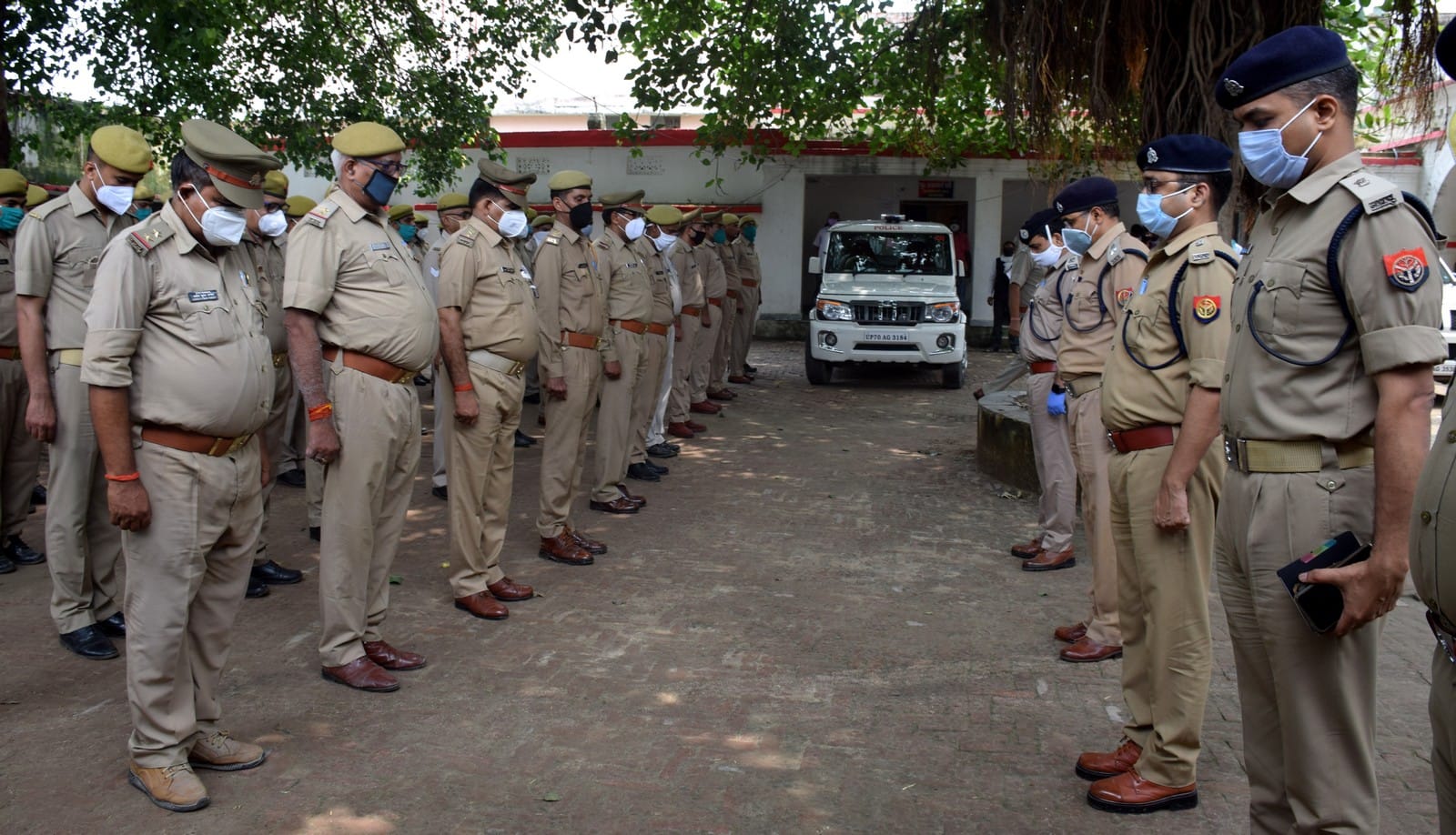एसपी कार्यालय पर कानपुर में मुठभेड़ में शहीद पुलिस कर्मियों को श्रद्धांजलि देते अधिकारी और पुलि