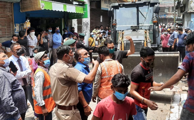 किशनपुर नाला पटरी से अतिक्रमण हटवाती निगम की टीम