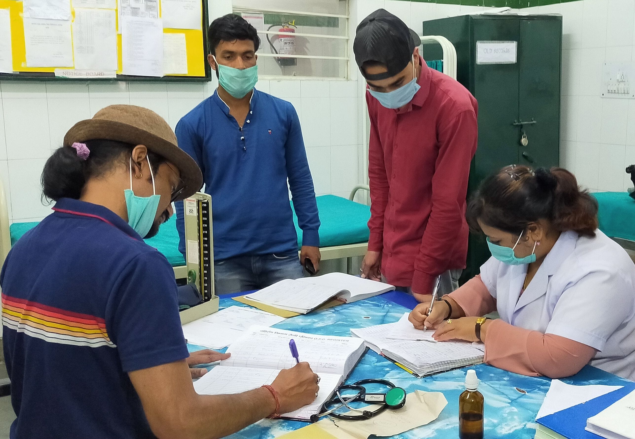 जिला अस्पताल में मृतक के बारे में जानकारी लेते डॉक्टर। जिला अस्पताल में मृतक के बारे में जानकारी लेते डॉक्टर।