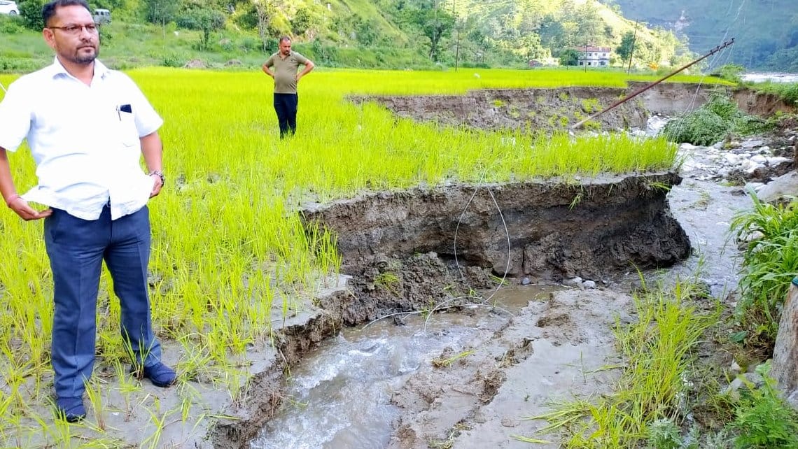 धारचूला के छोरीबगढ़ में नाले से कटाव से धान के खेत इस तरह बर्बाद हो रहे हैं। धारचूला के छोरीबगढ़ में नाले से कटाव से धान के खेत इस तरह बर्बाद हो रहे हैं।