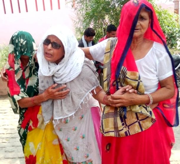 वृद्धा की हत्या पर परिजन विलाप करते हुए। वृद्धा की हत्या पर परिजन विलाप करते हुए।