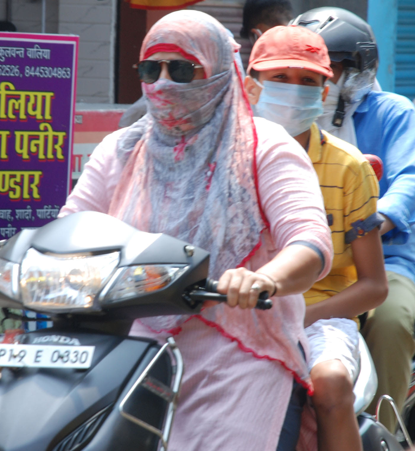 शामली कपड़ा लपेटकर बच्चे को साथ लेकर स्कूटी पर जाति महिला