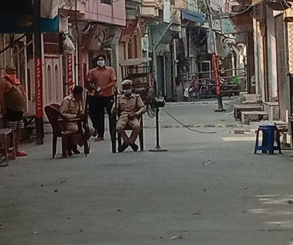 शहर के पंचमुखी में हॉट स्पॉट गली में तैनात पुलिस कर्मी।