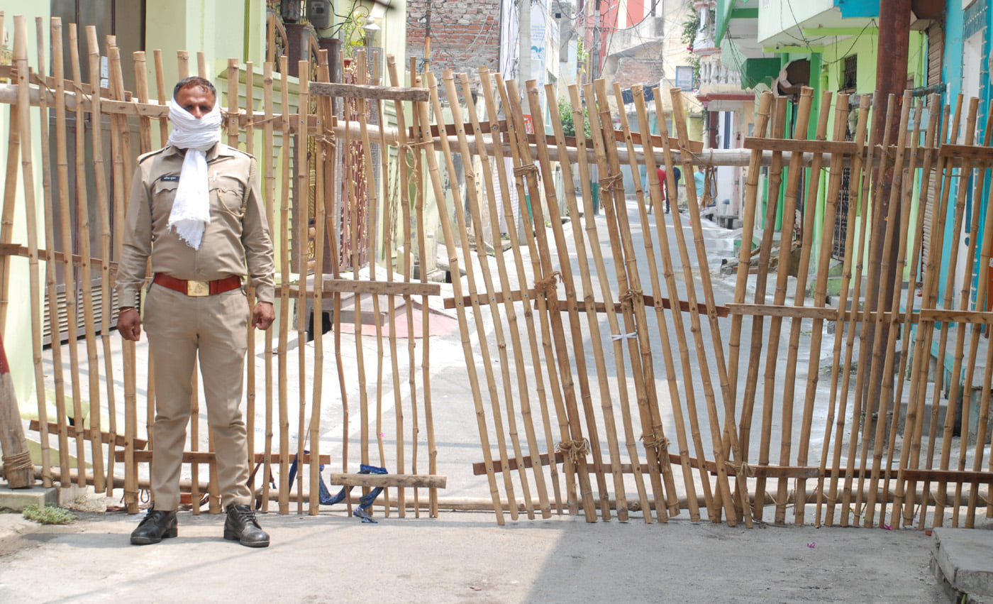 शामली मोहल्ला पटेल नगर स्थित हॉटस्पॉट सेंटर पर तैनात पुलिसकर्मी