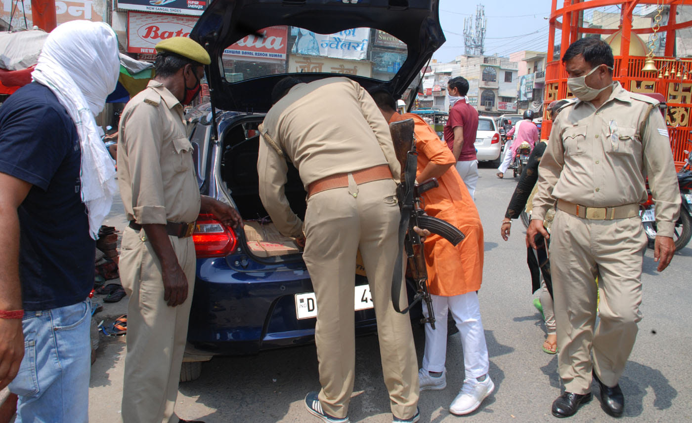 वाहनों की चेकिंग करते पुलिसकर्मी वाहनों की चेकिंग करते पुलिसकर्मी