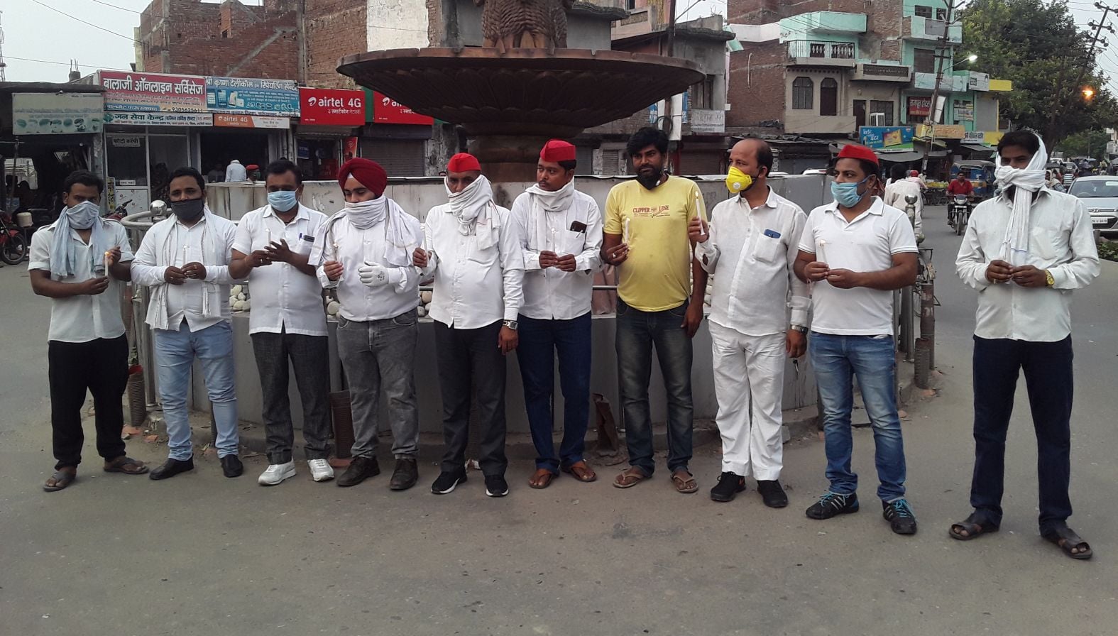 लालगेट पर शहीद पुलिस कर्मियों को श्रद्धांजलि देते सपा नेता। संवाद लालगेट पर शहीद पुलिस कर्मियों को श्रद्धांजलि देते सपा नेता। संवाद