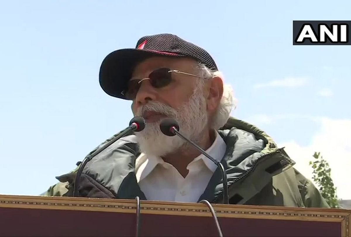 लद्दाख में भारतीय जवानों का हौसला बढ़ाते पीएम मोदी