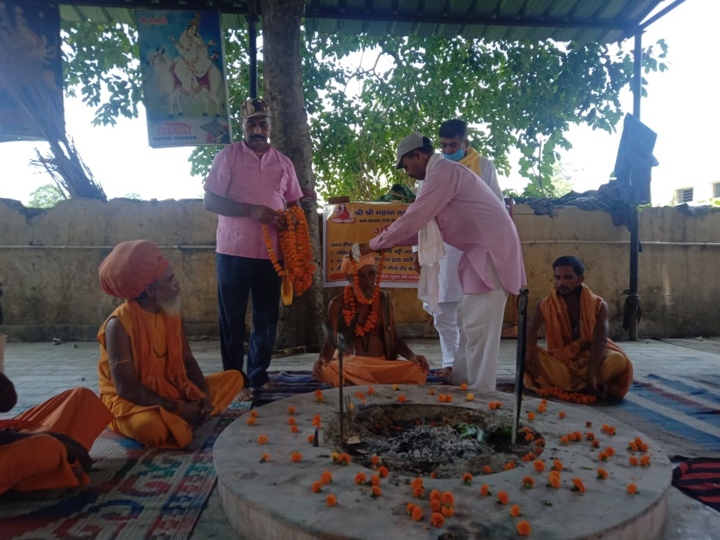 देवी कुंड रोड स्थित 11 मुखी महादेव मंदिर परिसर में आमरण अनशन पर बैठे महंत बलदेव नाथ देवी कुंड रोड स्थित 11 मुखी महादेव मंदिर परिसर में आमरण अनशन पर बैठे महंत बलदेव नाथ