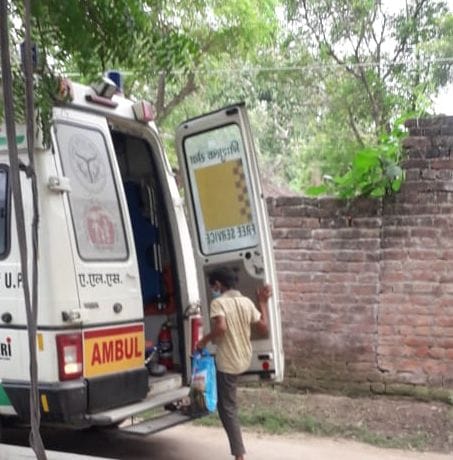 फोटो-23-टडिय़ावां थाना क्षेत्र के बहोरवा में कोविड-19 अस्पताल जाने के लिए एंबुलेंस पर सवार होता संक? फोटो-23-टडिय़ावां थाना क्षेत्र के बहोरवा में कोविड-19 अस्पताल जाने के लिए एंबुलेंस पर सवार होता संक?