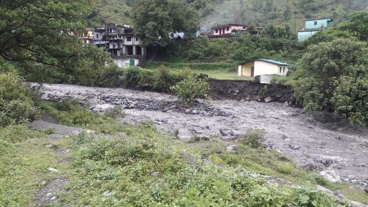 नाचनी के खेतभराड़ में खतरे की जद में आया पंचायत घर। संवाद नाचनी के खेतभराड़ में खतरे की जद में आया पंचायत घर। संवाद