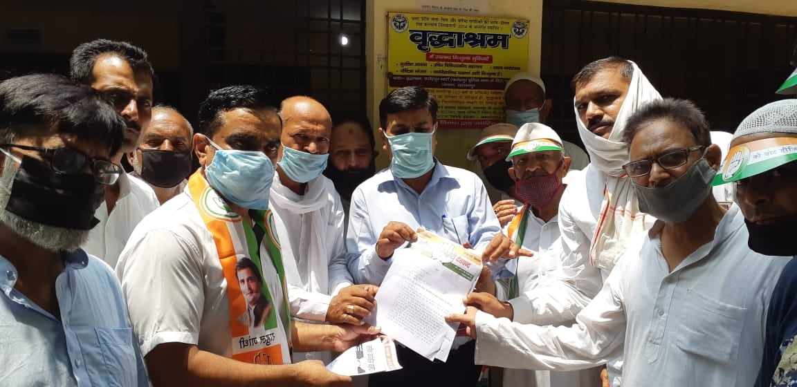 देवबंद में पेट्रोलियम पदार्थों की मूल्य वृद्धि के विरोध में खंड विकास अधिकारी को ज्ञापन सौंपते ?