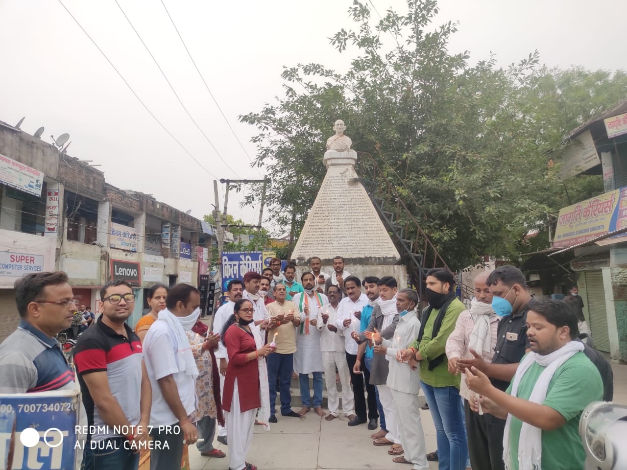 गांधी चबूतरे पर श्रद्धांजलि देते कांग्रेसी