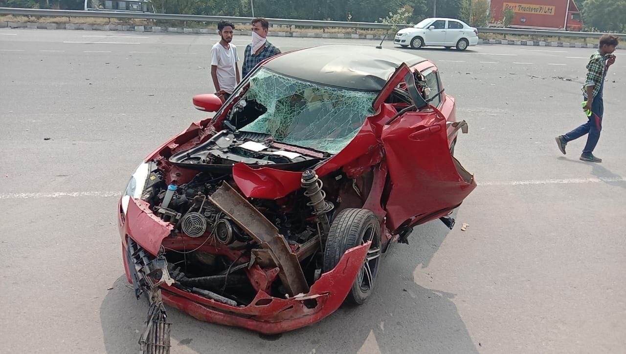जीटी रोड पर बहालगढ़ के पास दुर्घटनाग्रस्त कार।