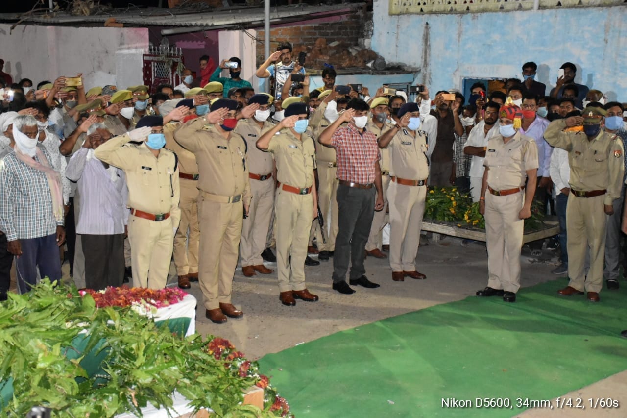 झांसी। कानपुर में हुई मुठभेड़ में सुल्तान सिंह के शहीद होने घर के बहार रखे उनके शव को सलामी देते ? झांसी। कानपुर में हुई मुठभेड़ में सुल्तान सिंह के शहीद होने घर के बहार रखे उनके शव को सलामी देते ?