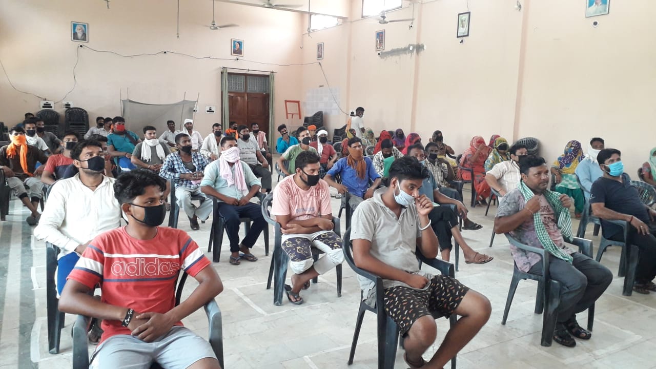 थानाभवन नगर पंचायत कार्यालय में अभद्रता करने वालों के खिलाफ हड़ताल पर बैठे कर्मचारी थानाभवन नगर पंचायत कार्यालय में अभद्रता करने वालों के खिलाफ हड़ताल पर बैठे कर्मचारी
