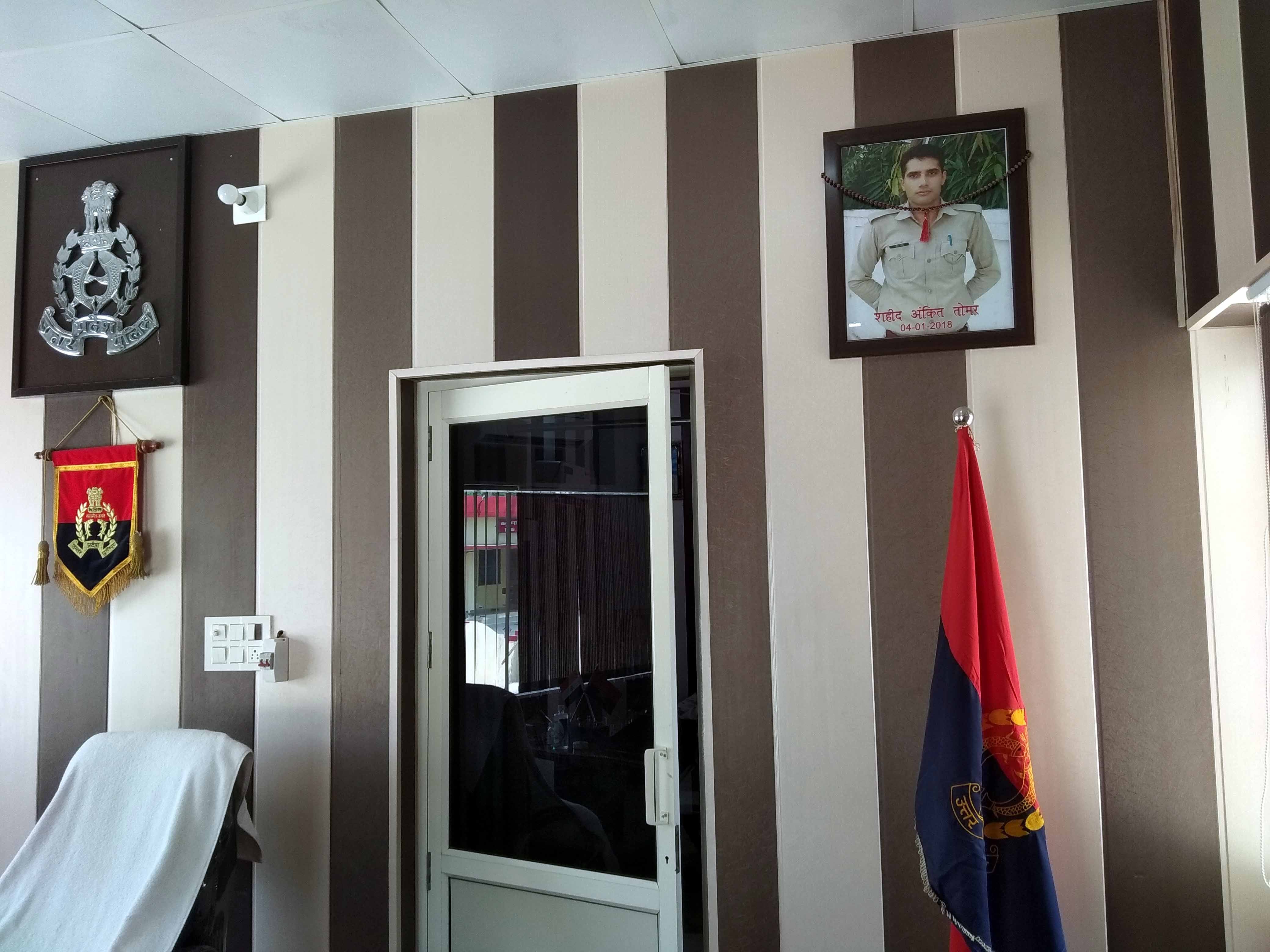 कैराना कोतवाल के आफिस में लगा शहीद अंकित तोमर का चित्र कैराना कोतवाल के आफिस में लगा शहीद अंकित तोमर का चित्र