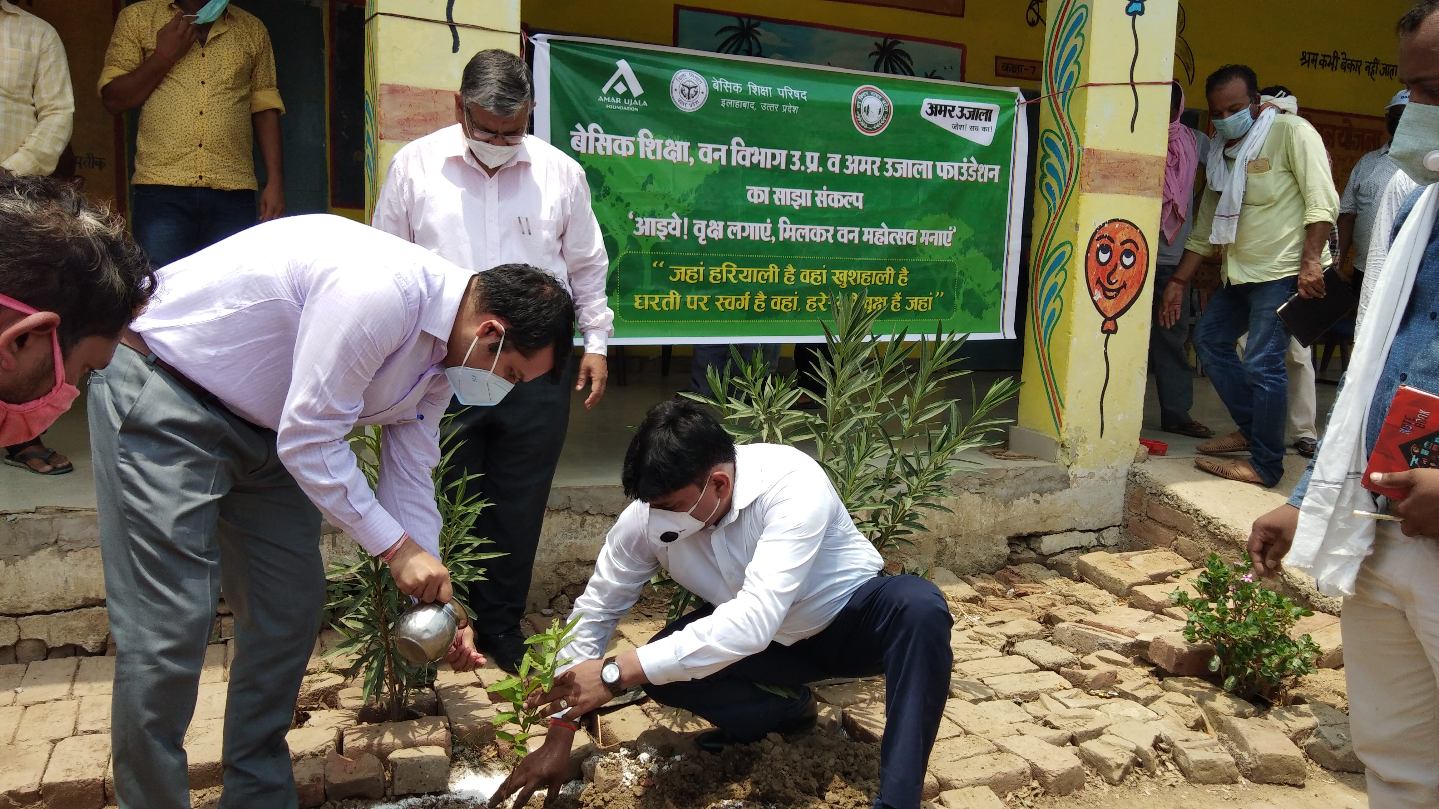 पूर्व माध्यमिक विद्यालय बिरासिनी में पौध रोपण करते डीएम मन्नान अख्तर व सीडीओ प्रशांत कुमार व बी? पूर्व माध्यमिक विद्यालय बिरासिनी में पौध रोपण करते डीएम मन्नान अख्तर व सीडीओ प्रशांत कुमार व बी?