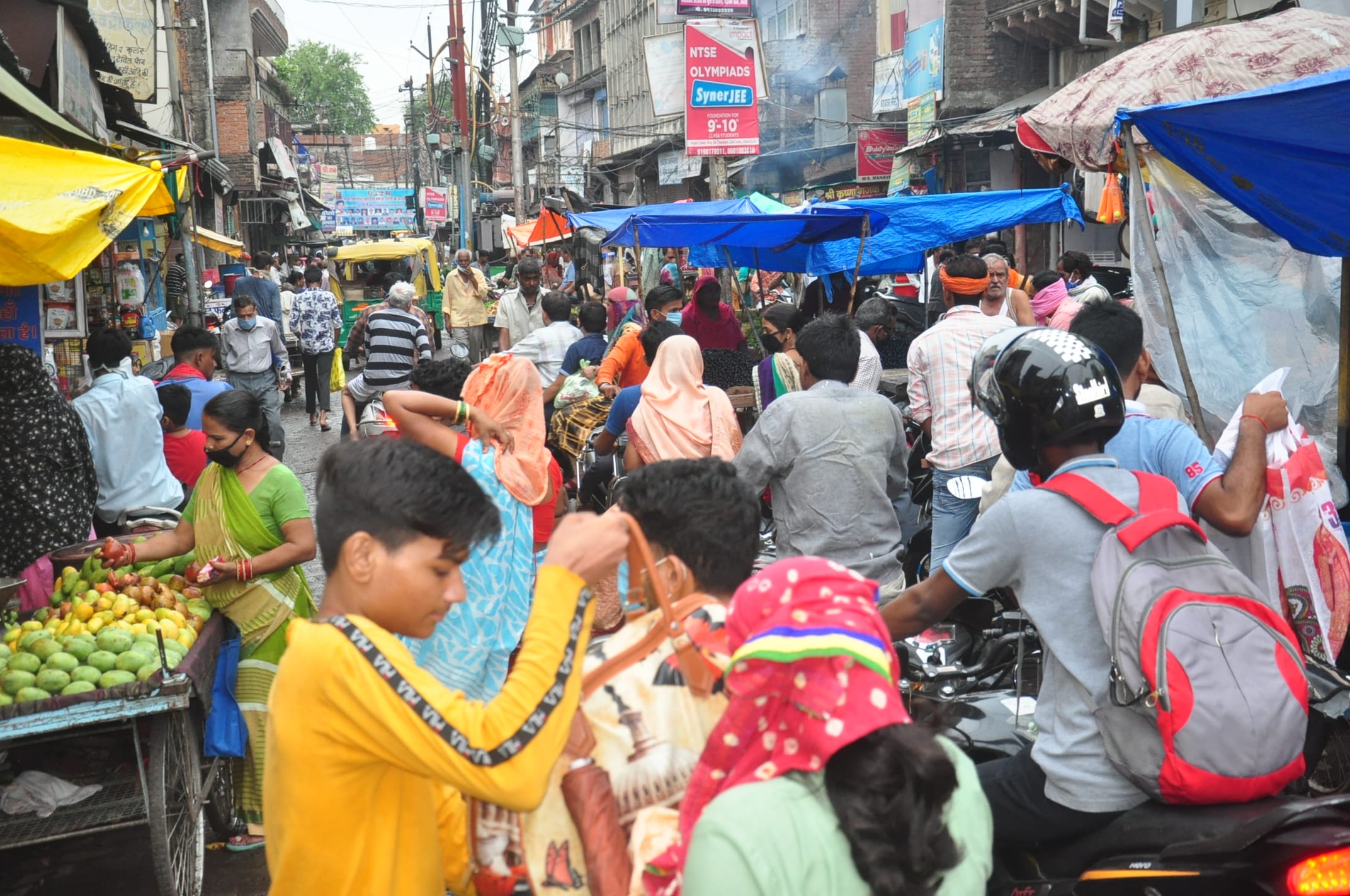 नगर में लगातार कोरोना मरीजों की संख्या दिन पर दिन बढ़ती जारी हैं इसके बाद भी नगर बासी सजग नजर नहीं नगर में लगातार कोरोना मरीजों की संख्या दिन पर दिन बढ़ती जारी हैं इसके बाद भी नगर बासी सजग नजर नहीं