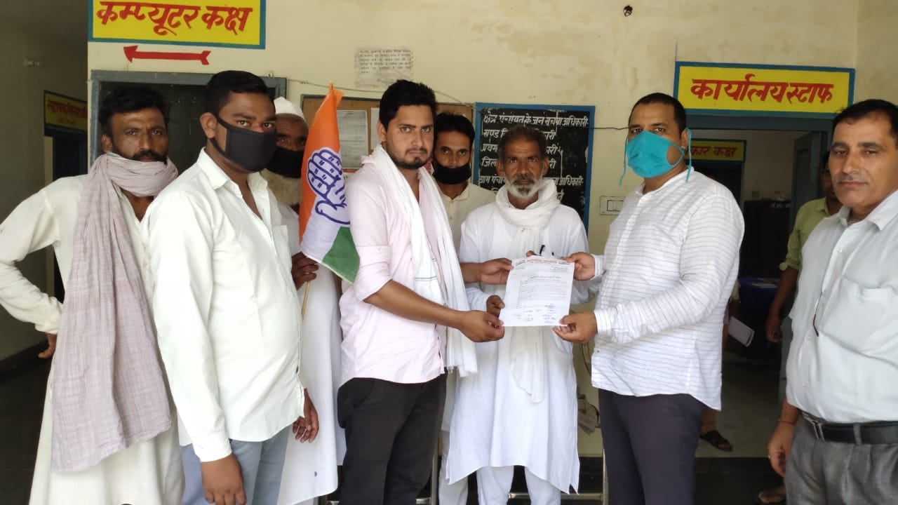 तेल की बढती कीमतो के विरोध में साढौली कदीम में बीडीओ को ज्ञापन देते कांग्रेस कार्यकर्ता