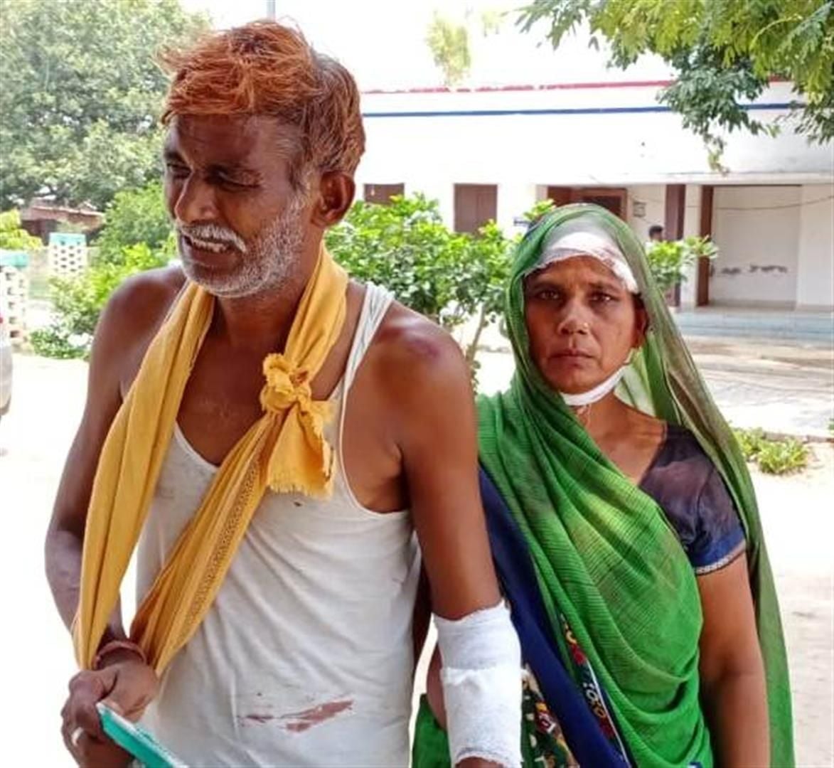 मारपीट में घायल एक पक्ष के लोग। मारपीट में घायल एक पक्ष के लोग।