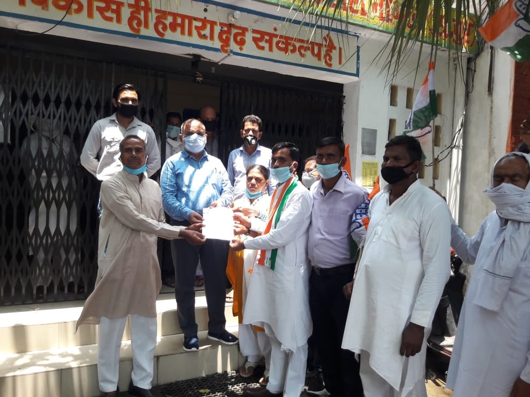 नागल में तेल की बढ़ी कीमतों को लेकर विकास खंड कार्यालय पर ज्ञापन सौंपते कांग्रेस कार्यकर्ता