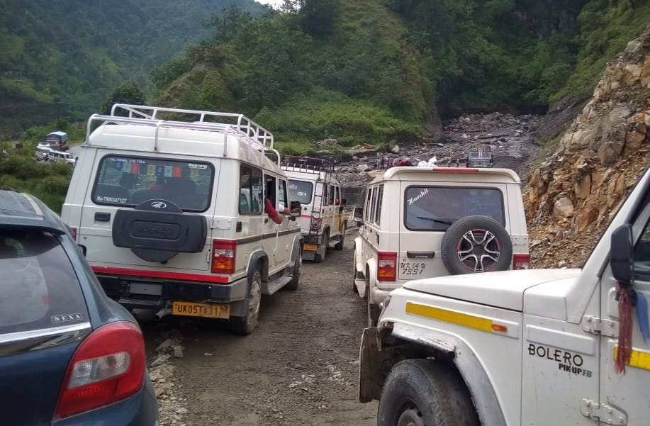 उत्तराखंड के पिथौरागढ़ जिले में थल-मुनस्यारी सड़क में रातीगाड़ के पास जाम में फंसे वाहन। संवाद उत्तराखंड के पिथौरागढ़ जिले में थल-मुनस्यारी सड़क में रातीगाड़ के पास जाम में फंसे वाहन। संवाद