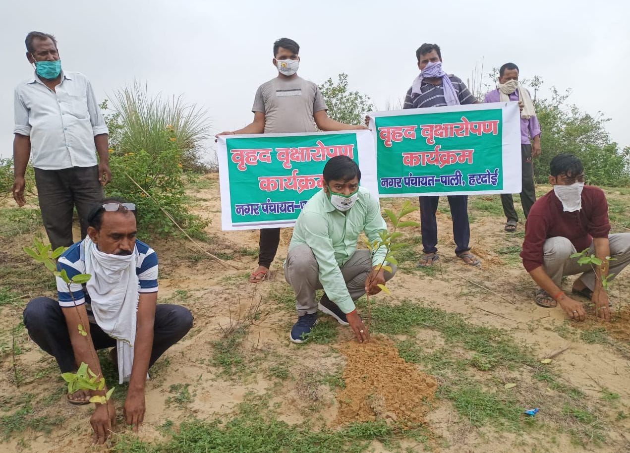 फोटो-14-पाली में पौधरोपण करते अधिशासी अधिकारी अवनीश शुक्ला व अन्य। संवाद फोटो-14-पाली में पौधरोपण करते अधिशासी अधिकारी अवनीश शुक्ला व अन्य। संवाद