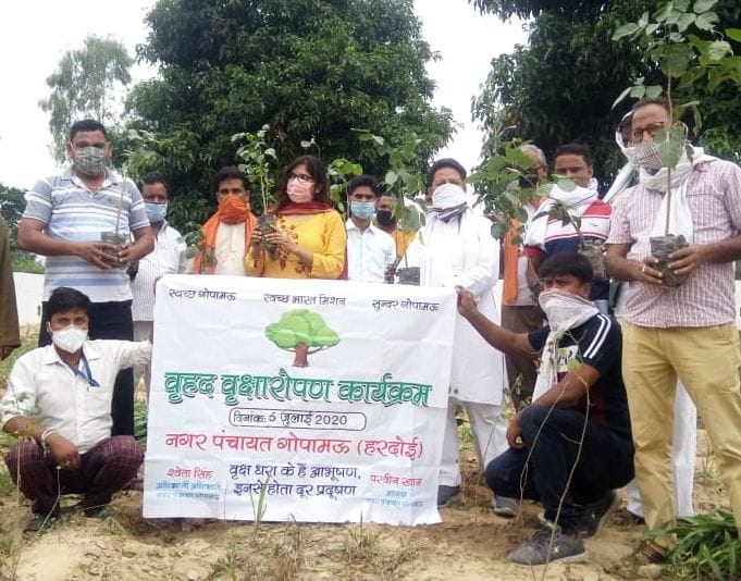 फोटो-15-गोपामऊ में पौधरोपण के बाद मौजूद अधिशासी अधिकारी श्वेता सिंह व अन्य। संवाद फोटो-15-गोपामऊ में पौधरोपण के बाद मौजूद अधिशासी अधिकारी श्वेता सिंह व अन्य। संवाद