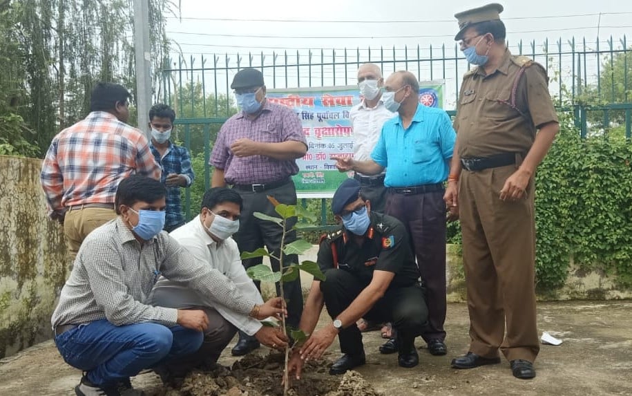 24- पूविवि में पौधरोपण करते विश्वविद्यालय के कर्मचारी।