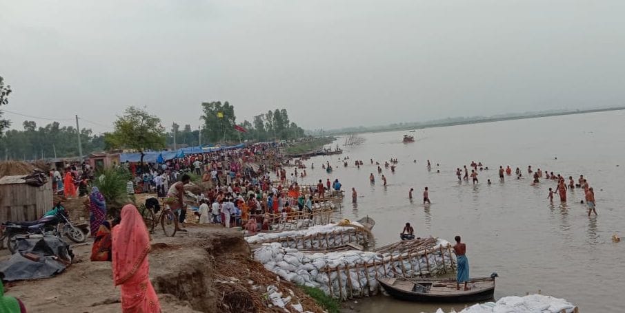 फोटो-29-राजघाट पर गंगा स्नान के दौरान गुरु पूर्णिमा पर कुछ ऐसा रहा नजारा। संवाद