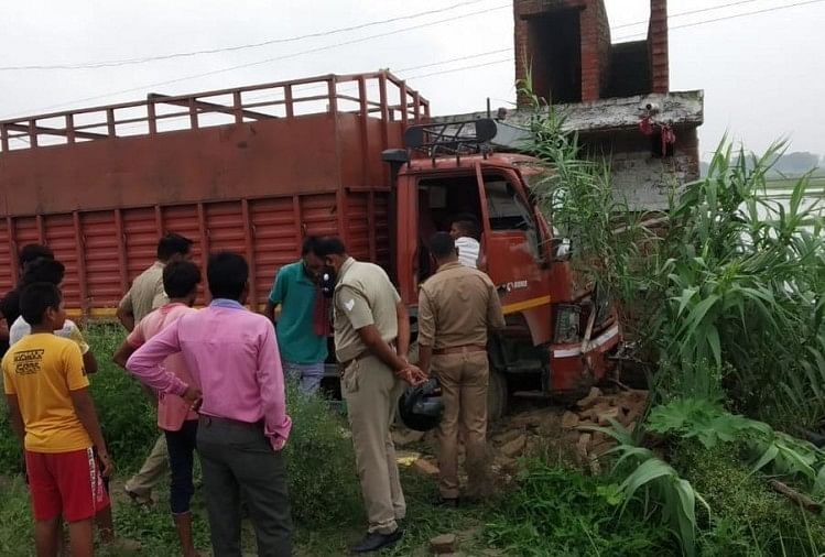 One Died Two Injured In Azamgarh Jaunpur Highway Dcm Collided Accident In Azamgarh Up आजमगढ़