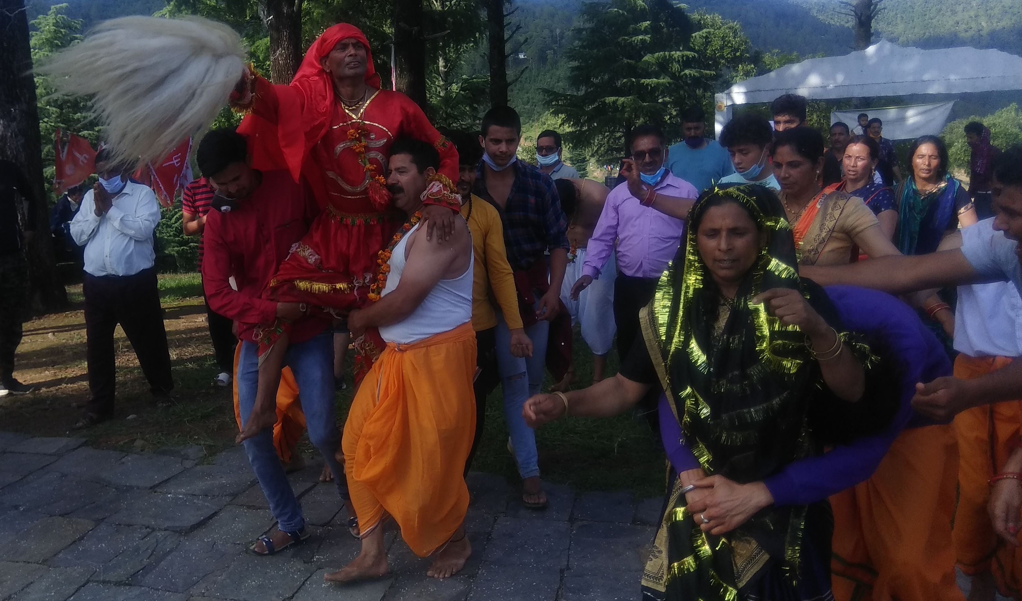 देवीधार मंदिर की परिक्रमा करते रायनगर चौडी के देव डांगर। देवीधार मंदिर की परिक्रमा करते रायनगर चौडी के देव डांगर।