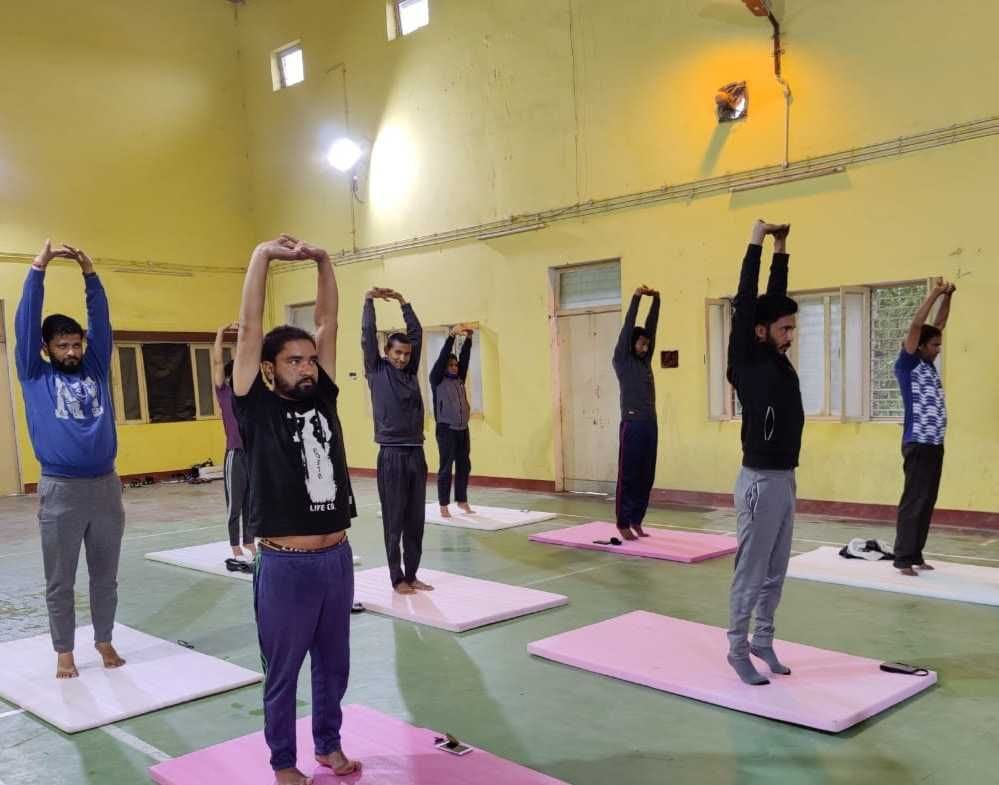 चंपावत में योगासन करते युवा। चंपावत में योगासन करते युवा।