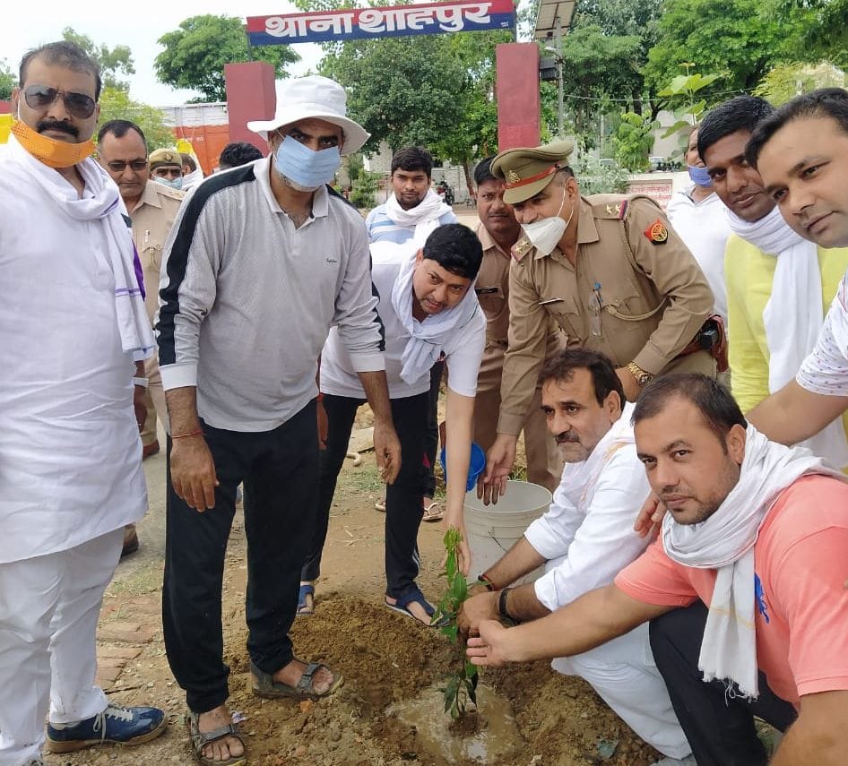 शाहपुर में पौधा रोपित करते केंद्रीय राज्यमंत्री व विधायक ।