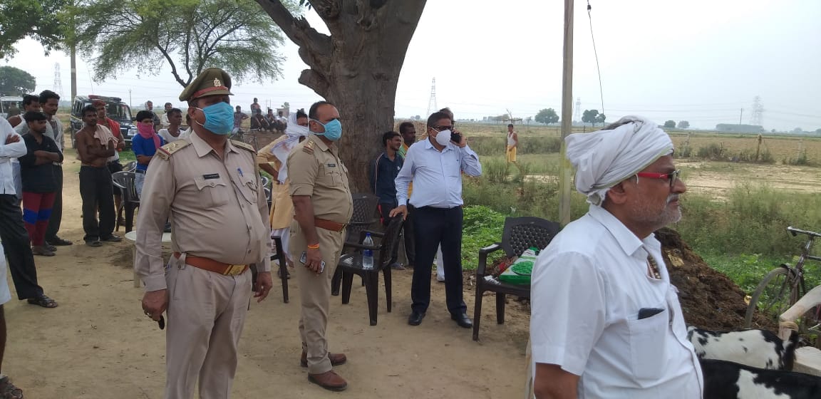 अतिक्रमण हटवाते पुलिस व प्रशासन के अधिकारी।