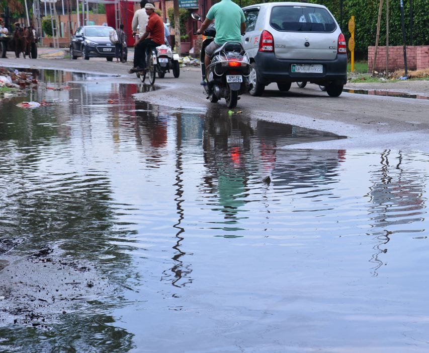 आदर्श कालौनी लिकं रोड पर जलभराव से परेशन वाहन सवार।
