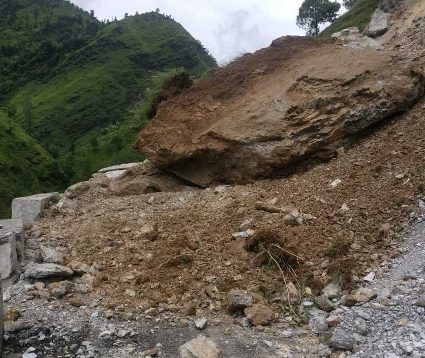 बागेश्वर के नामती चेट्टाबगड़ सड़क पर आया बोल्डर। बागेश्वर के नामती चेट्टाबगड़ सड़क पर आया बोल्डर।