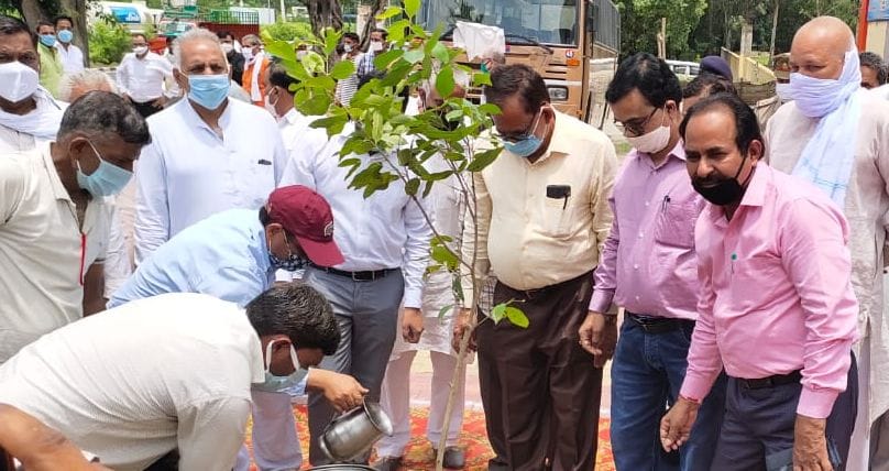 बरला इंटर कालेज में पौधारोपण करते कमिश्नर संजय कुमार