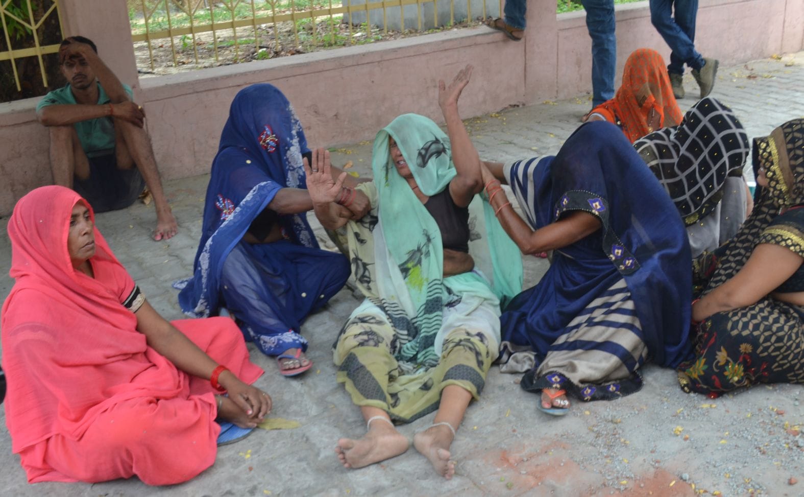 लोहिया अस्पताल में आशु के रोते बिलखते परिजन। संवाद