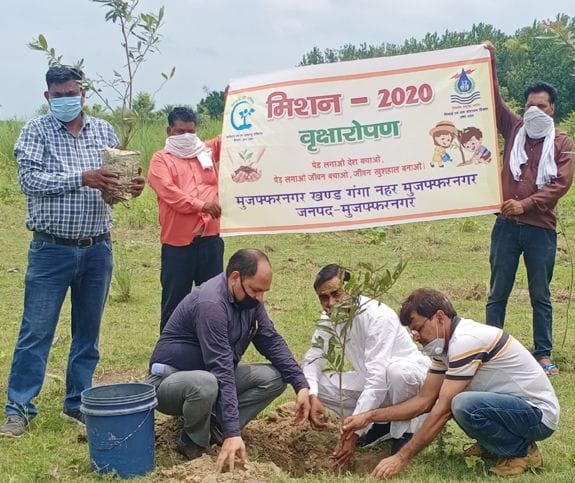 भोपा के नगला बुजुर्ग गांव के निकट सिंचाई विभाग की भूमि में वृक्षारोपण करते हुए।