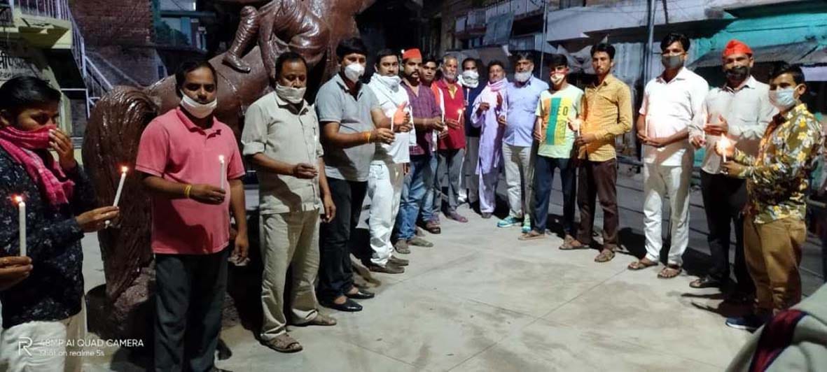 कैंडिल जलाकर शहीदों को श्रद्घांजलि देते सपाई। कैंडिल जलाकर शहीदों को श्रद्घांजलि देते सपाई।